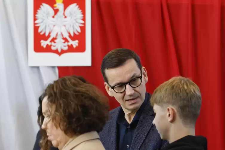 Verfehlt absolute Mehrheit: Ministerpräsident Mateusz Morawiecki. Links seine Frau Iwona Morawiecka. 