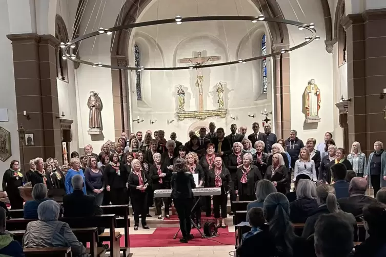 Beeindruckender Beginn: Alle drei Chöre singen gemeinsam das Eingangslied. 