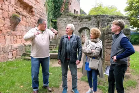 Frank Zimmer (links) berichtet Henrik Slöör sowie Marceline und Odin Hauri (rechts) bei einer Führung auf Burg Nanstein von Slöö