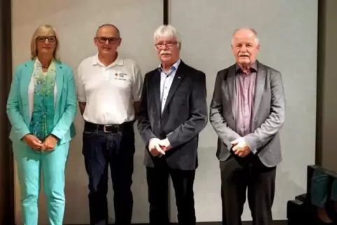 Ortsbürgermeisterin Hedi Braun mit den Geehrten Max-Josef Meyer, Helmut Dudenhöffer und Edelbert Müller (von links). 