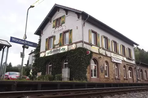 Die Deutsche Bahn hat ein Grundstück am Niederwürzbacher Bahnhof einem Privatmann verkauft. Das sorgte für Ärger unter den Anwoh