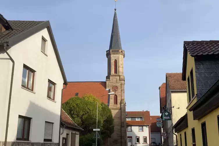 Hat jedoch der Historiker Michael Hoenemann Recht, existierte das Dorf bereits 774 unter dem Namen &bdquo;Herstat&ldquo; &ndash; dann k&ouml;nnten die 