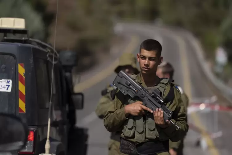 Israelische Soldaten bewachen einen Kontrollpunkt an der Grenze zu Libanon.