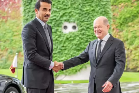 Emir Tamim bin Hamad al-Thani besuchte Bundeskanzler Scholz in Berlin, der die „Mittlerrolle“ Katars lobte.