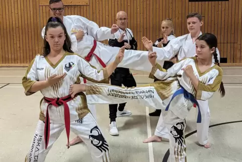WM-Fahrer aus Limburgerhof: Larissa (links) und Lena Münch, dahinter Martin Bettag und Ole Fischer, hinten die Trainer Holger Mü