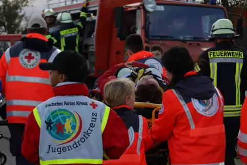 Hand in Hand: Feuerwehr und Rotes Kreuz im Einsatz.