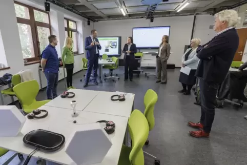 Unterrichtsraum der Zukunft: Kopfhörer, digitale Tafeln, ein Deckenmikrofon und 360-Grad-Kameras helfen der Volkshochschule dabe