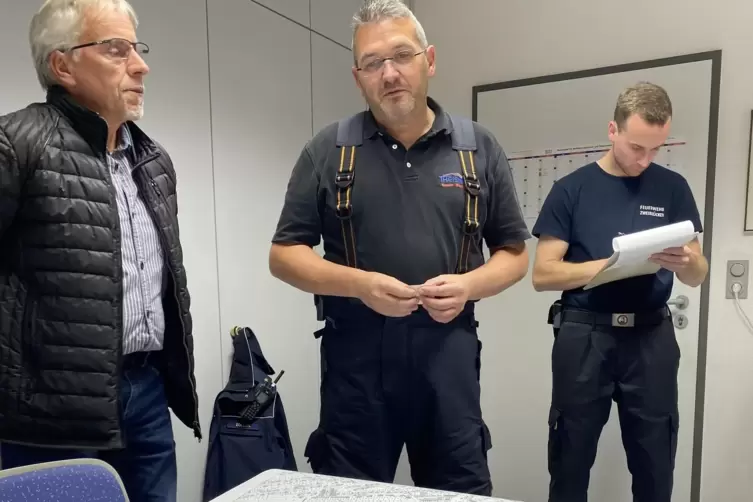Ordungsamtsleiter Klaus Stefaniak (links) und Feuerwehr-Chef FrankTheisinger (Mitte) bei der Besprechung am Abend. 