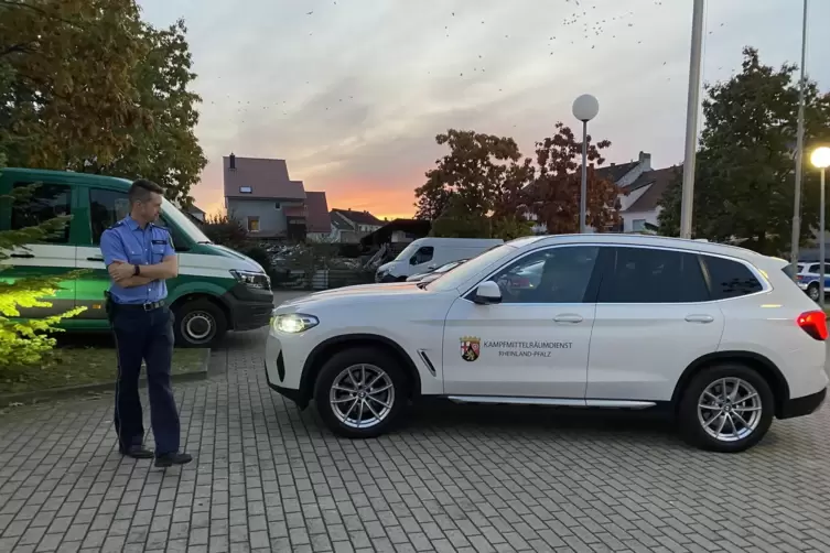 Der Kampfmittelr&auml;umdienst ist an der Feuerwache eingetroffen. 