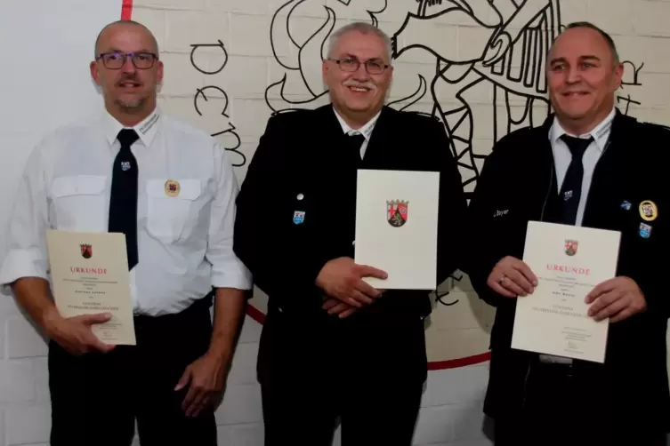 Wurden mit dem Goldenen Feuerwehr-Ehrenzeichen des Landes Rheinland-Pfalz ausgezeichnet (von links): Andreas Lorenz, Stefan Voge