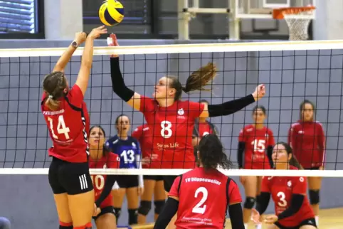 Ob Mittelblockerin Sarah Brill (mit der Nummer 8) da noch herangekommen ist? 