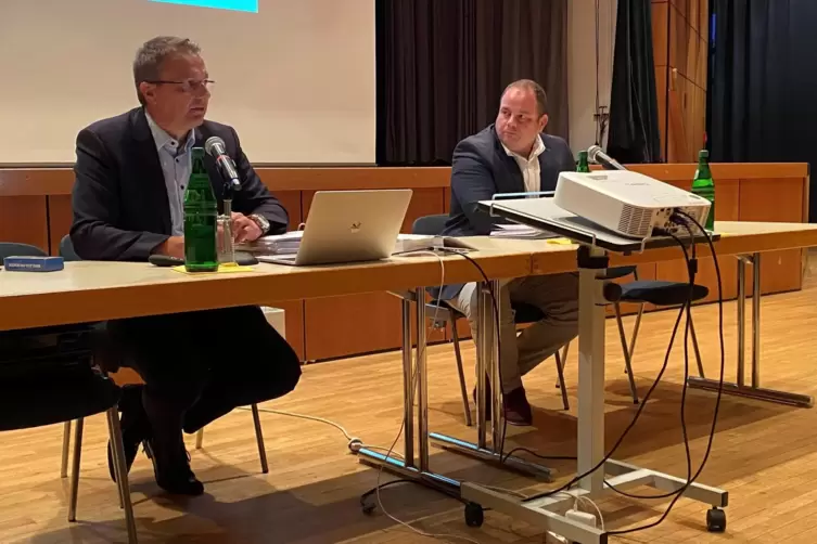 Nur r&auml;umlich wegen des Beamers ein bisschen getrennt. Ansonsten demonstrierten Ralf Marohn (links) und Patrick Fassott Geschloss