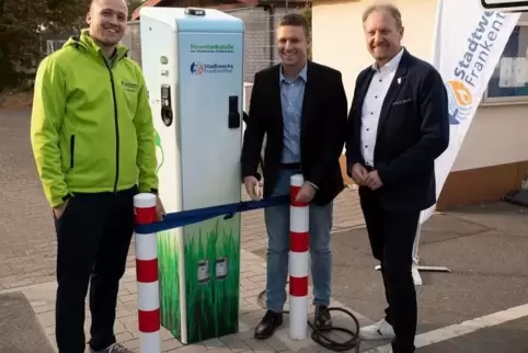 Matthias Schatten, Ken Stutzmann und Michael Reith (von links) freuen sich: Beindersheim hat jetzt eine Stromladesäule.