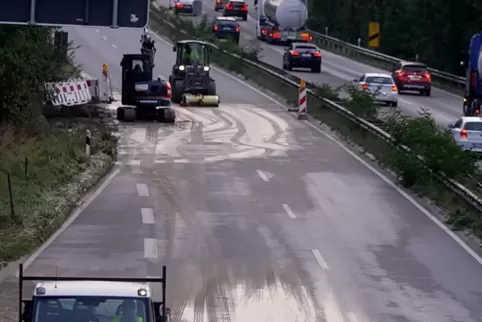 Weil die marode Leitung ausgetauscht wird, fließt der Verkehr auf einem Teil der Strecke der B9 von Ludwigshafen-Edigheim kommen