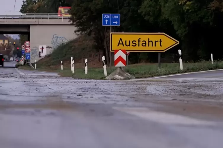 Stundenlang war die B9 Richtung Frankenthal nach einem Wasserrohrbruch am Montagabend gesperrt. 