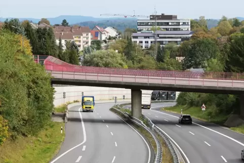 Wer hat von dieser Brücke Eier auf die B10 geworfen? Diese Frage will das Gericht klären. 