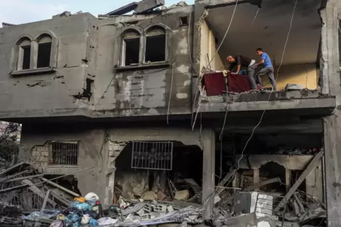 Palästinenser inspizieren ein beschädigtes Haus in Rafah. 