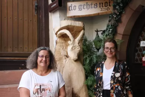 Ist nach dem „Mein Lokal, Dein Lokal“ enttäuscht: „Gäsbock“-Betreiberin Christiane Müller (links) mit Servicekraft Simone Dutsch