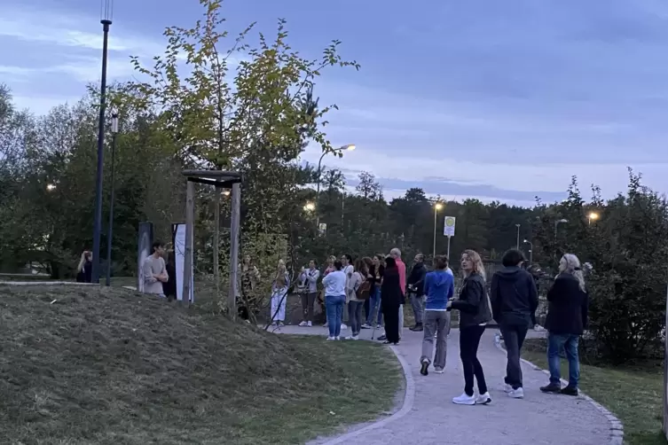 Nach dem Theaterst&uuml;ck besuchten die Zuschauer noch die Ausstellung im Schulgarten.