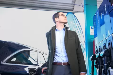 Testphase an Mannheimer Tankstelle läuft: Fritz Georg von Graevenitz, Vertriebsvorstand von CropEnergies, betankt ein Firmenfahr