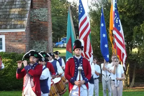 Zweibrückens Partnerstadt Yorktown feiert den Sieg über die Briten mit einem Umzug durch die Stadt, an dem Militärkapellen, Trac