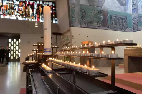 Kerzen als Symbol für Licht und Hoffnung im Dunkeln erinnerten an die Opfer der Bluttat. 