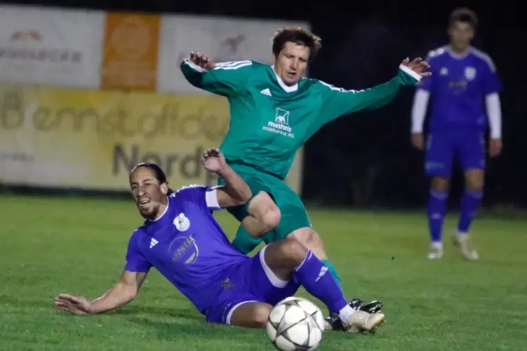 Finkenbachs Steffen Huff (unten) im intensiven Duell mit Maik Kwasny aus Gauersheim.