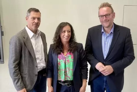 Nelia Knerr zusammen mit ihren Chefs, dem Wirtschaftsförderer Mark Schlick (links) und OB Markus Zwick.