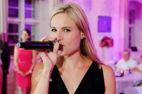 Kathrin Presser tritt beim Jubiläumskonzert als Solistin auf und führt zudem durch den Abend. 