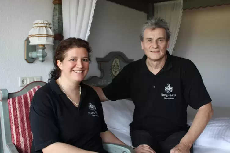 Patricia Hill (links) und Hermann Kreis – Betreiber des Obermoscheler Burg-Hotels – können bei ihren Gästen unter anderem mit de