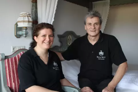 Patricia Hill (links) und Hermann Kreis – Betreiber des Obermoscheler Burg-Hotels – können bei ihren Gästen unter anderem mit de