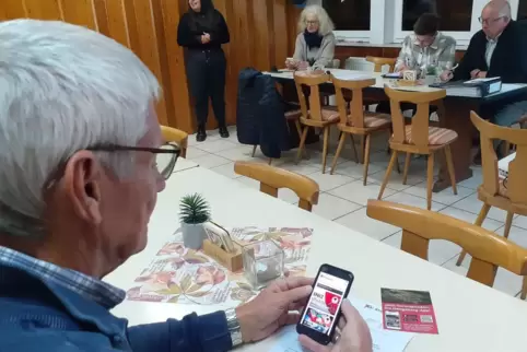 Ratsmitglied Gerd Geißinger hat die Hengsberg-App auf sein Smartphone installiert. Erläuterungen zu der App gaben Lina Klug, Sab