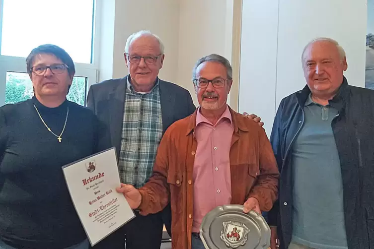 Heinz-Walter Roth mit dem Stadtehrenteller, links daneben die zweite Beigeordnete Heike Christ und Bürgermeister Reiner Hohn, re