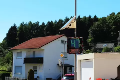 Seit die Geschwindigkeitsmesstafel am Ortseingang von Johanniskreuz kommend hängt, reduzieren Autofahrer deutlich ihr Tempo. 