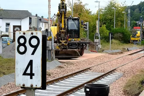 Seit Samstag ist der Bahnübergang in Contwig gesperrt, und es fahren keine Züge von Zweibrücken nach Pirmasens. 