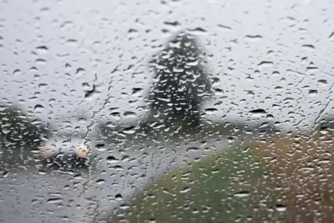 Die Polizei rät, bei starken Regenfällen langsamer zu fahren. 