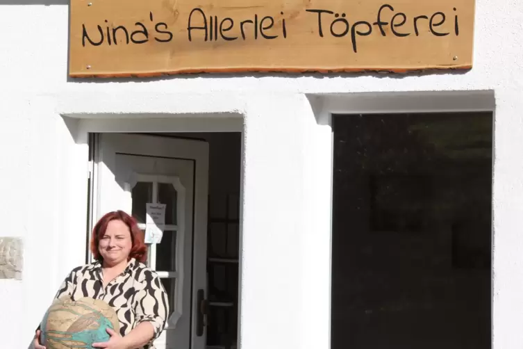 Nina Fisch freut sich auf die Eröffnung ihres Töpferladens in Ransweiler. In den Räumen will sie künftig auch Kurse anbieten. 