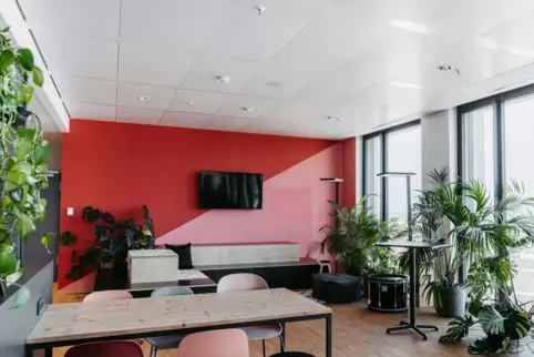 Mehr als 130 technisch komplett ausgestattete Arbeitsplätze gibt es am neuen Standort im Mannheimer Glückstein-Quartier.