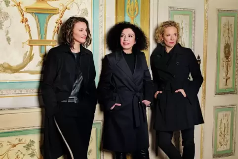 Die drei Künstlerinnen Franziska Hölscher (Violine), Marianna Shirinyan (Klavier) und Katja Riemann (von links) erinnern mit ein