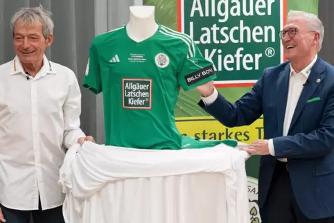 Hans-Joachim Burgardt (rechts) und FCH-Sportvorstand Michael Koch stellten am Donnerstag das Pokaltrikot mit dem Ärmel-Sonderauf