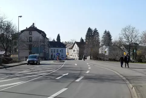 Vom Autobahnkreisel aus kommt man nächste Woche noch in den Etzelweg, aber nicht mehr nach rechts in die Friedrich-Ebert-Straße.