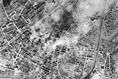 Luftaufnahme von Zweibrücken vom 15. März 1945, dem Tag nach der Bombardierung. Der heutige Standort der Berufsbildenden Schule,