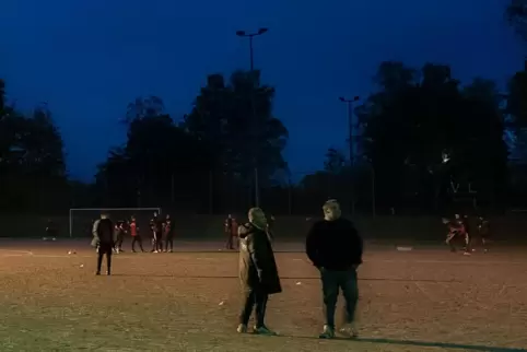 Beim Lauterer Stadtderby im Kreispokal blieben die meisten Flutlichtmasten dunkel. Gebannt warten die Teams, Fans und Verantwort