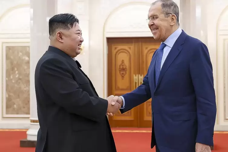 „Unerschütterliche Unterstützung“: Nordkoreas Diktator Kim Jong Un (links) begrüßt den russischen Außenminister Sergej Lawrow. 