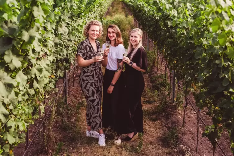 Im Podcast „Wissensdurst“ sprechen die Weinexpertin Janina Huber (von links), RHEINPFALZ-Digitalredakteurin Rebecca Singer und d