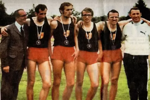 Die Rekordstaffel der Pfalz, aufgenommen bei der süddeutschen Meisterschaft in Weinheim 1970 (von links): Frank Hellmann, Traine