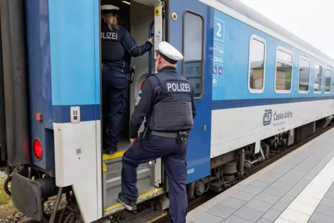Auch die Bahn wird kontrolliert: Bundespolizisten besteigen in Furth im Wald einen Zug von Prag nach München.