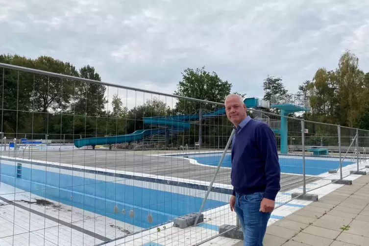 Hechler hofft, im Freibad das Sprungbecken (hinten im Bild) erhalten zu k&ouml;nnen. Das L-f&ouml;rmige Freibadbecken (vorne) wird zur&uuml;ck 