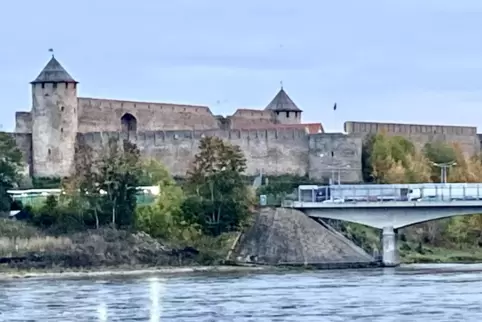 Die russische Festung Iwangorod gegenüber der estnischen Stadt Narva. 