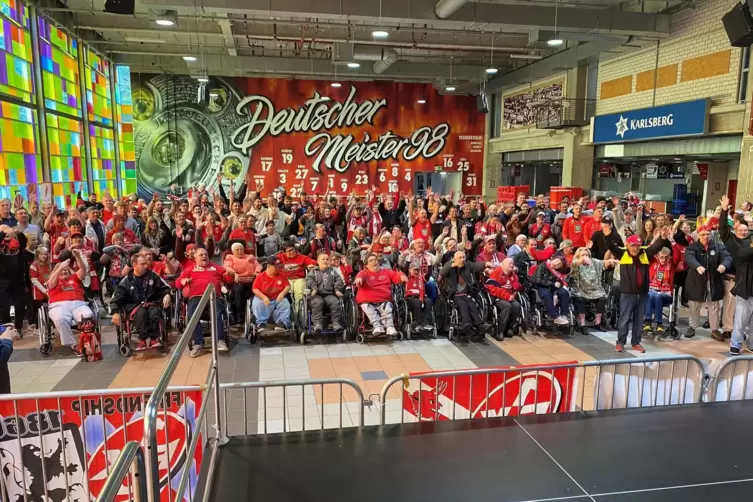 Die Fanhalle Nord auf dem Betzenberg war bei der Rolli-Autogrammstunde gut gefüllt. Mittendrin in der Schar der gehandicapten Fa